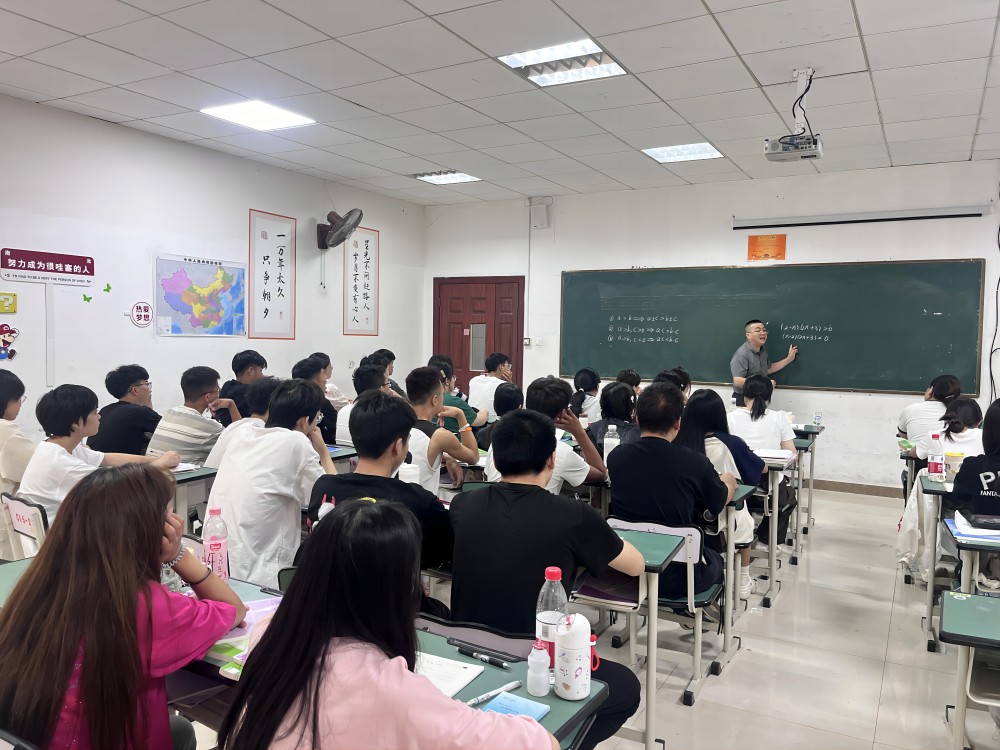 2025屆成都融創(chuàng)四川單招學(xué)員在認(rèn)真上課